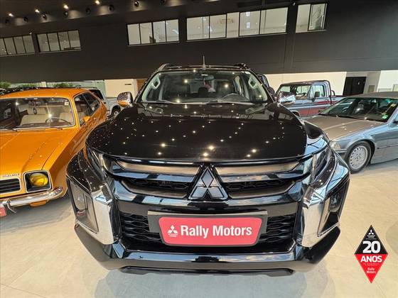 MITSUBISHI L200 TRITON 2.4 16V TURBO DIESEL SPORT HPE CD 4P 4X4 AUTOMÁTICO MITSUBISHI L200 TRITON 2.4 16V TURBO DIESEL SPORT HPE CD 4P 4X4 AUTOMÁTICO